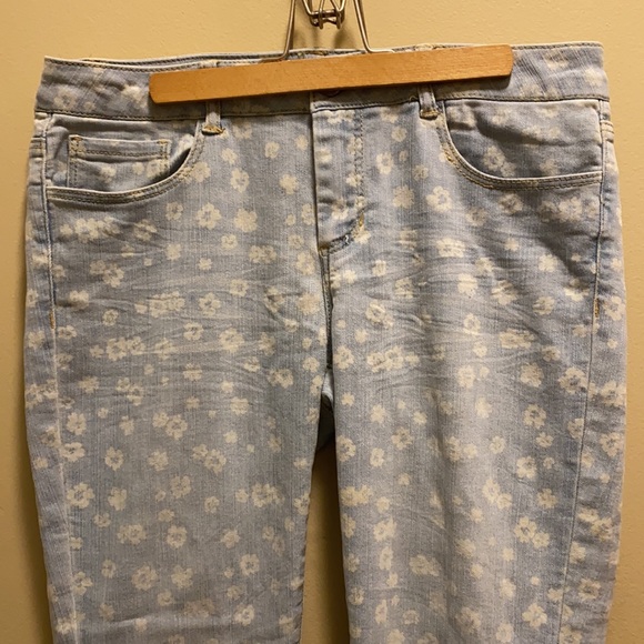 ✨NEW✨FOREVER21 LIGHT BLUE JEANS WITH WHITE DAISIES - Picture 2 of 14